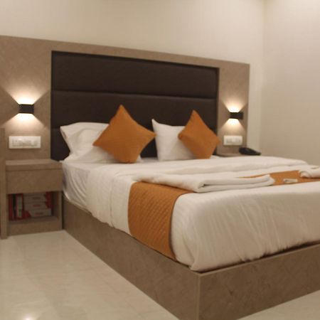 Hotel Metro Inn Мумбай Екстериор снимка