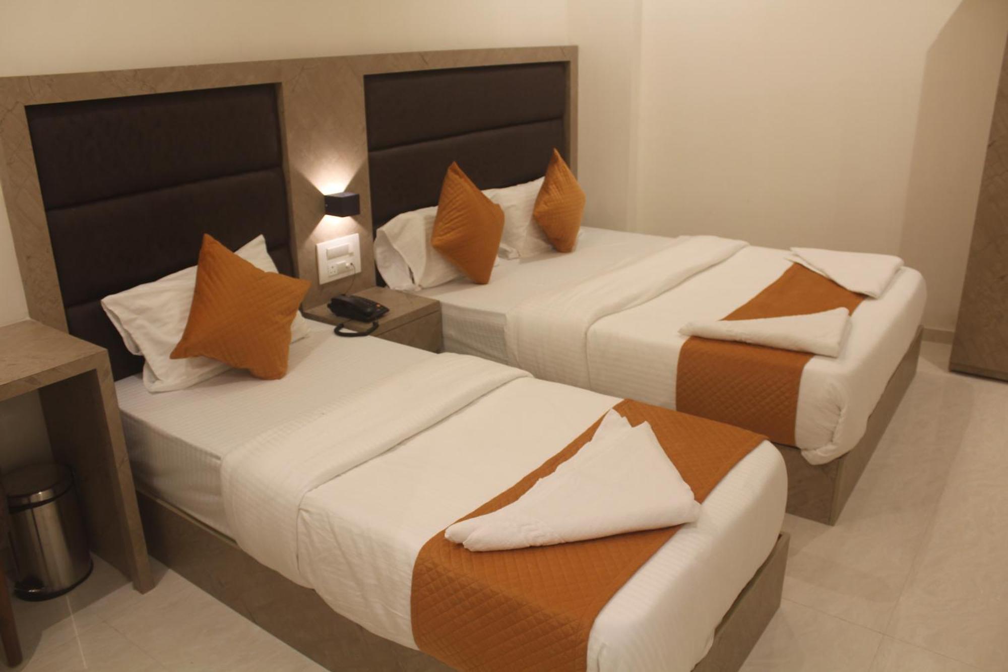 Hotel Metro Inn Мумбай Екстериор снимка
