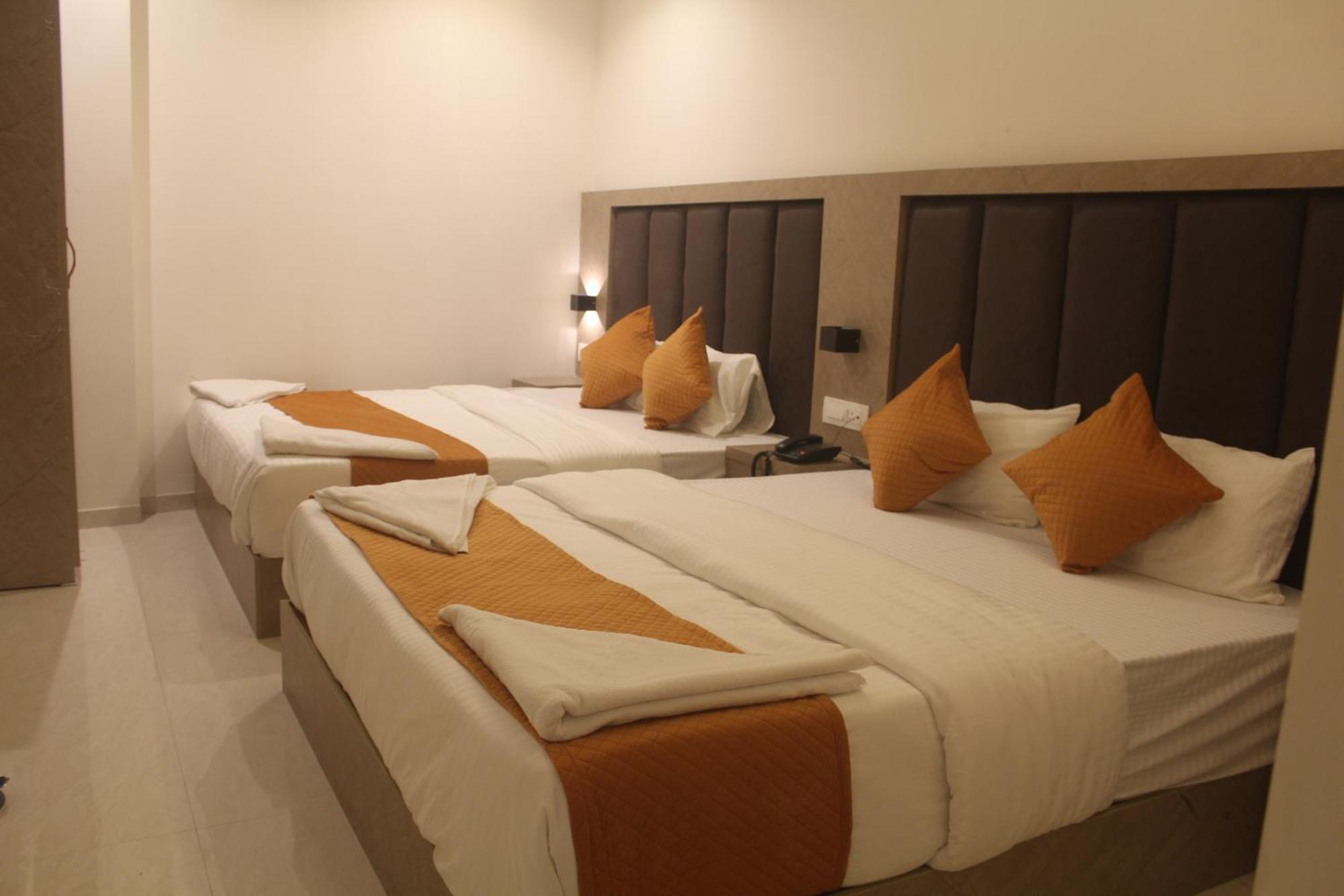 Hotel Metro Inn Мумбай Екстериор снимка
