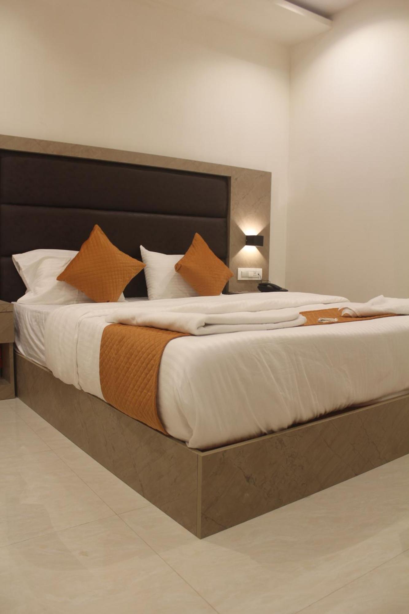 Hotel Metro Inn Мумбай Екстериор снимка