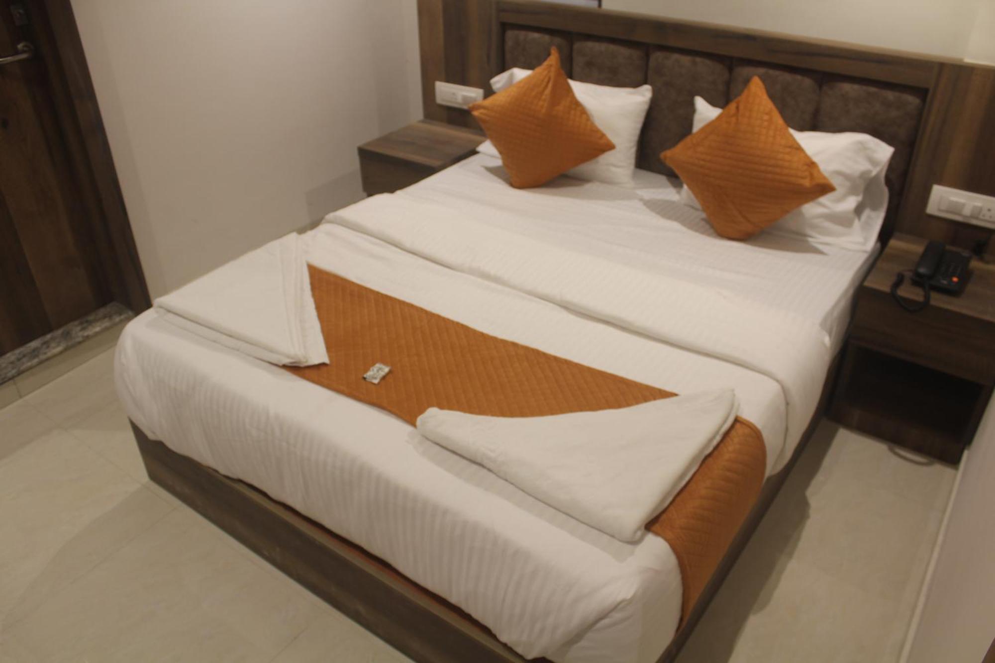 Hotel Metro Inn Мумбай Екстериор снимка