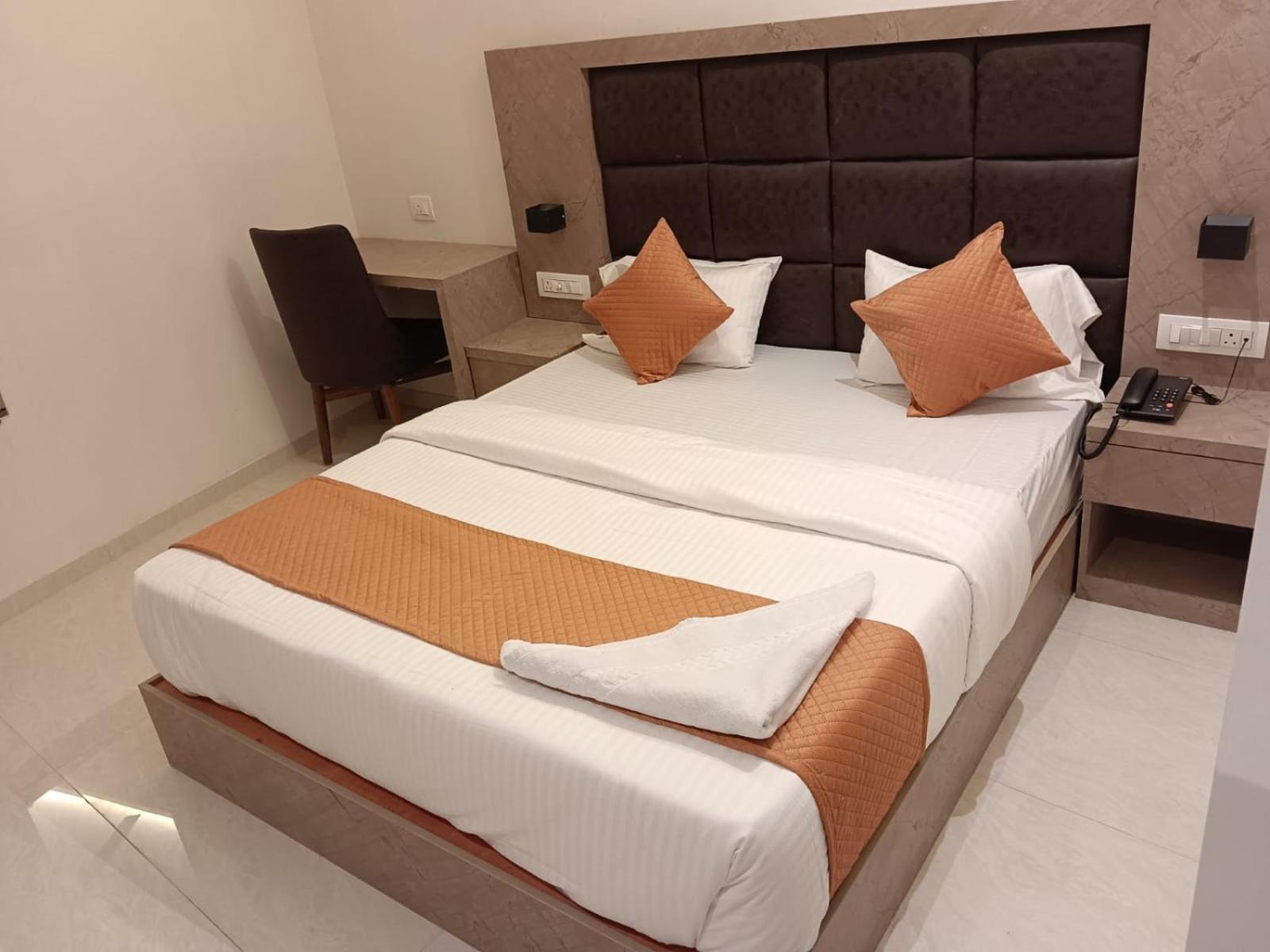 Hotel Metro Inn Мумбай Екстериор снимка