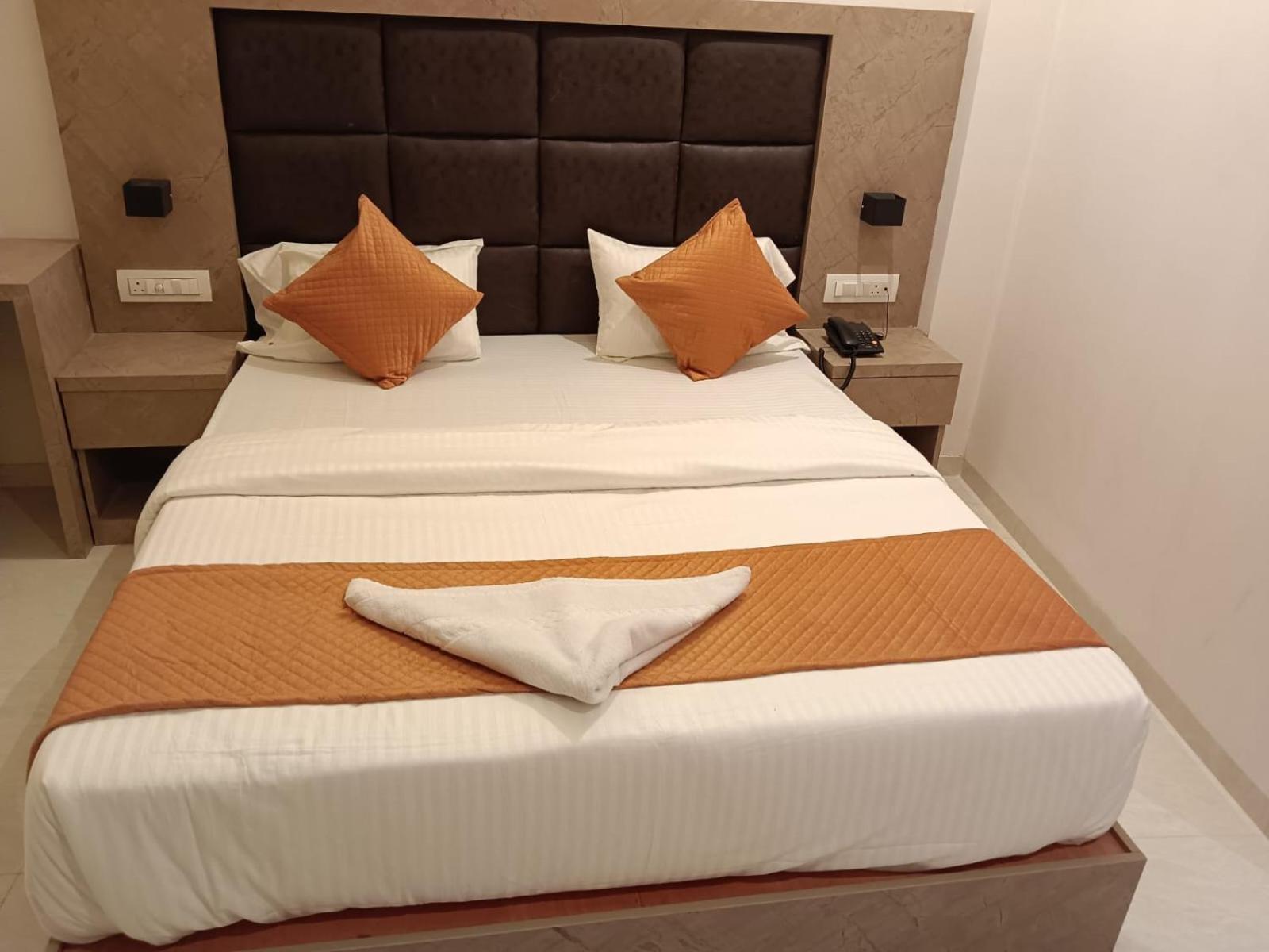 Hotel Metro Inn Мумбай Екстериор снимка