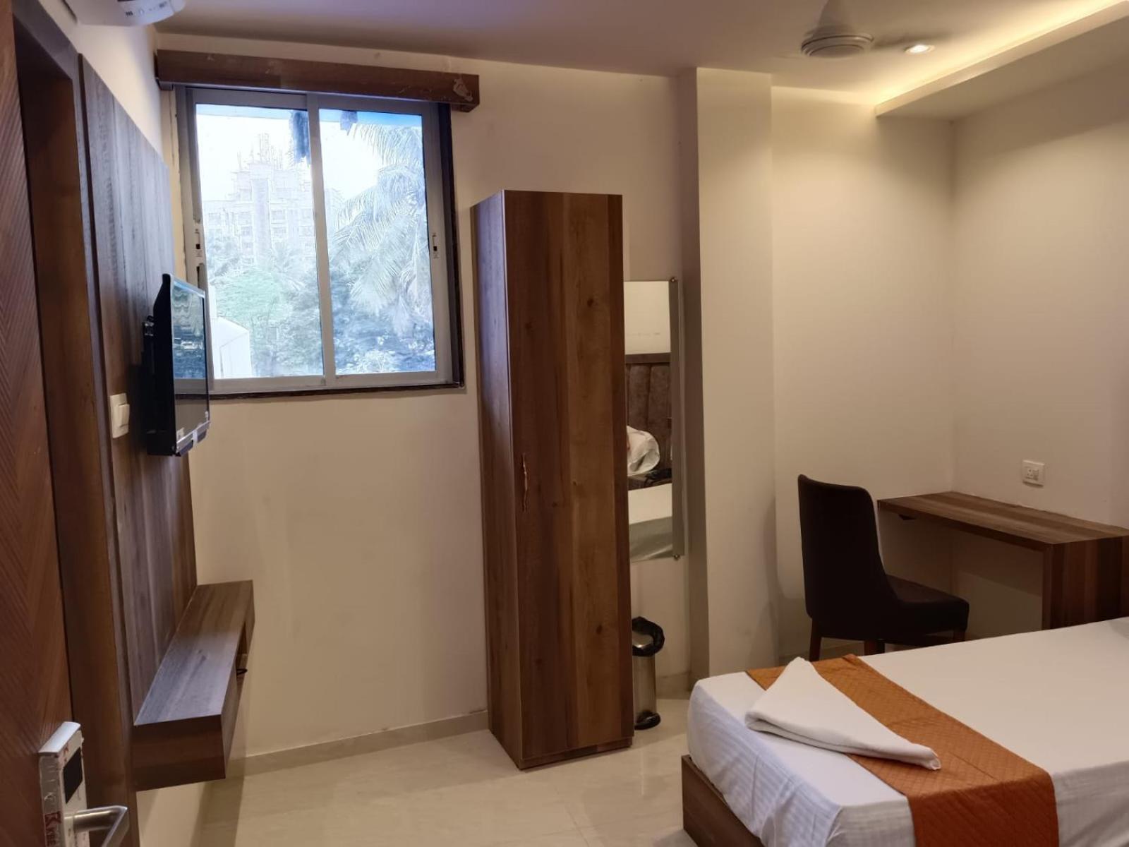 Hotel Metro Inn Мумбай Екстериор снимка