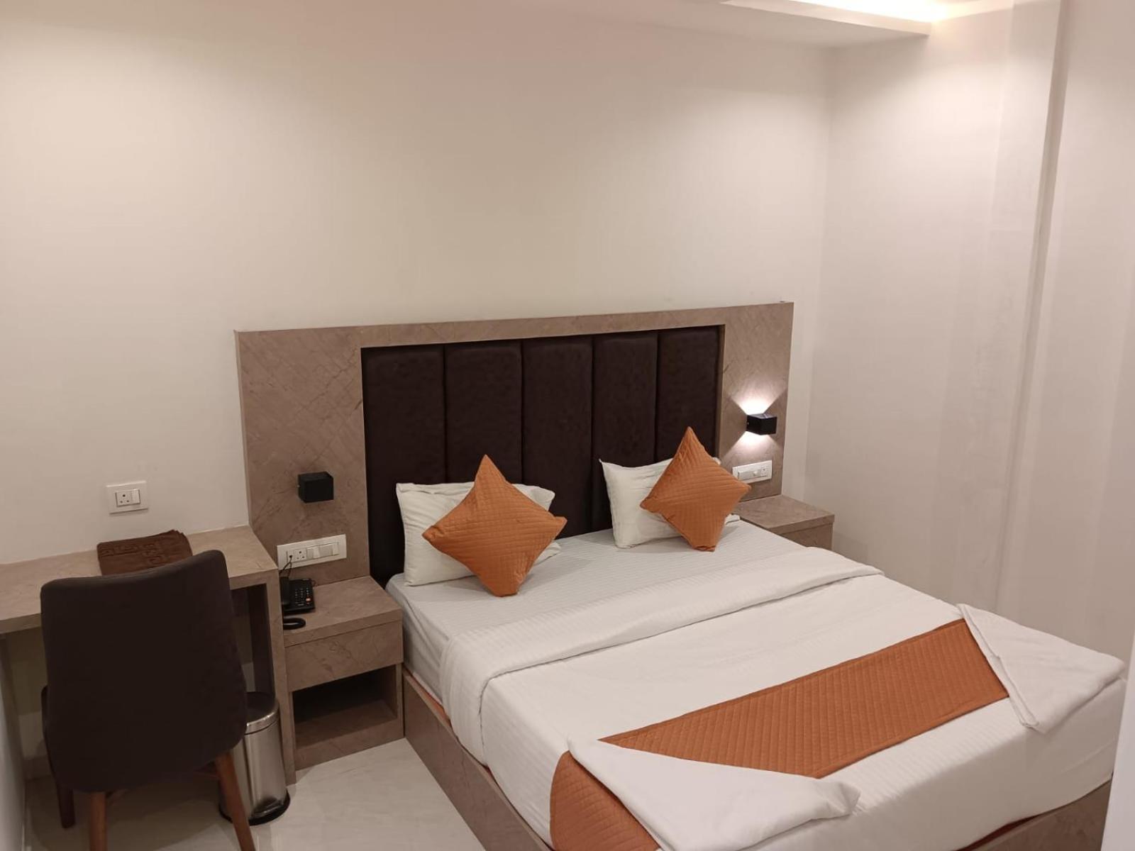 Hotel Metro Inn Мумбай Екстериор снимка