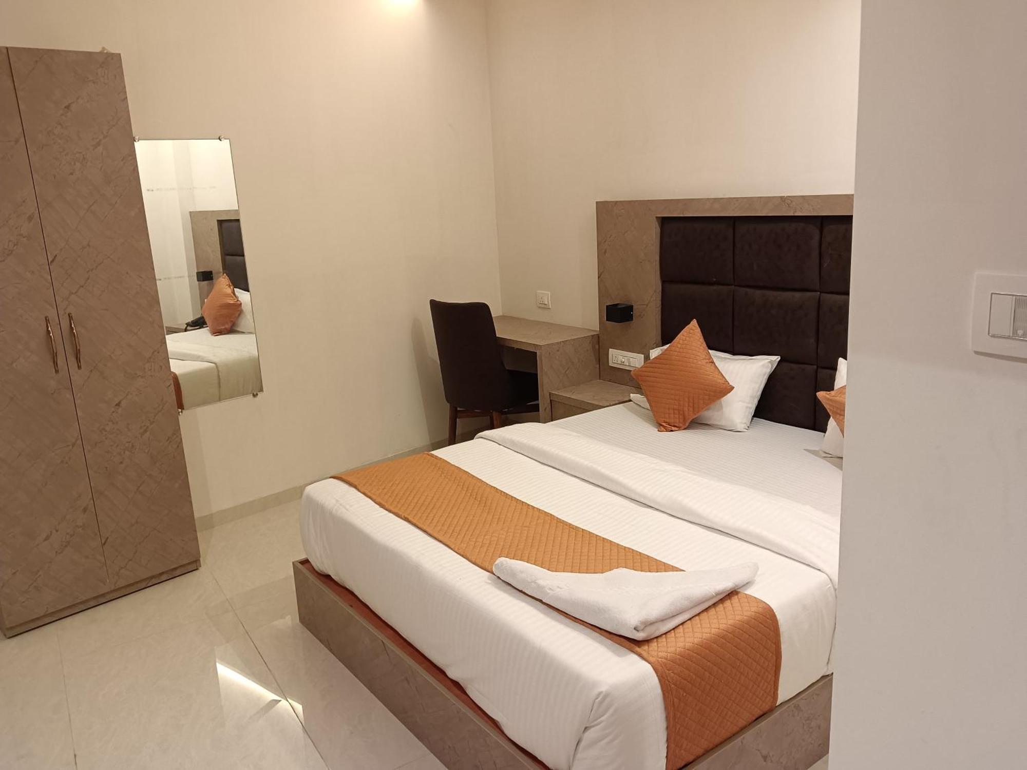 Hotel Metro Inn Мумбай Екстериор снимка